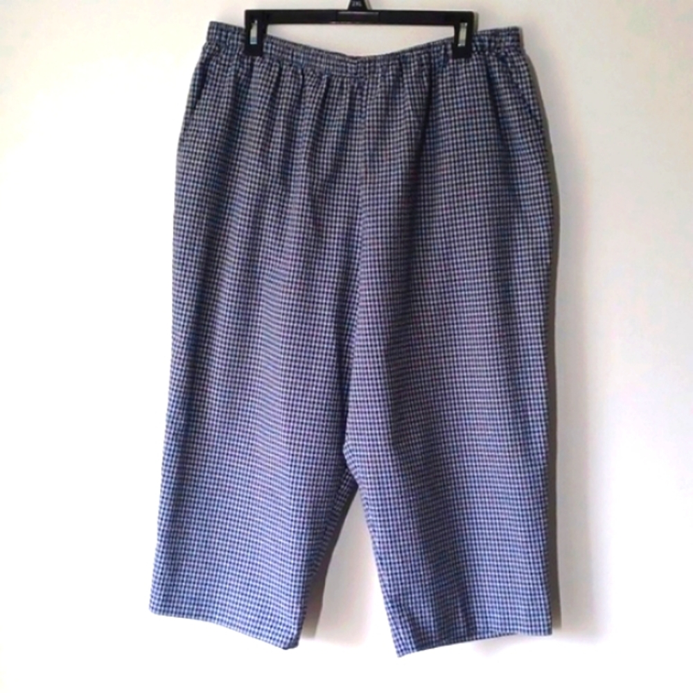 XL plaid capris. Black & white plaid shorts, elastic waist & pockets. Summer